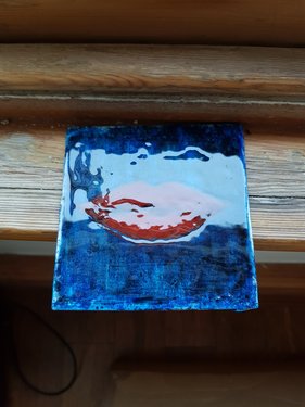 Red lips in a blue background, alternate view